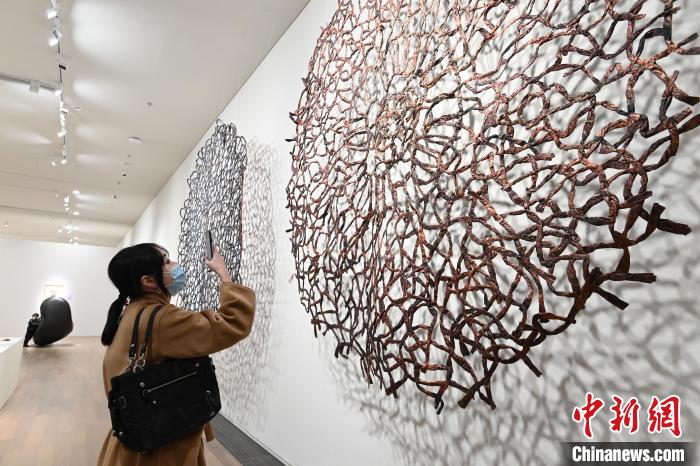 觀眾參觀展覽?！“苍?攝