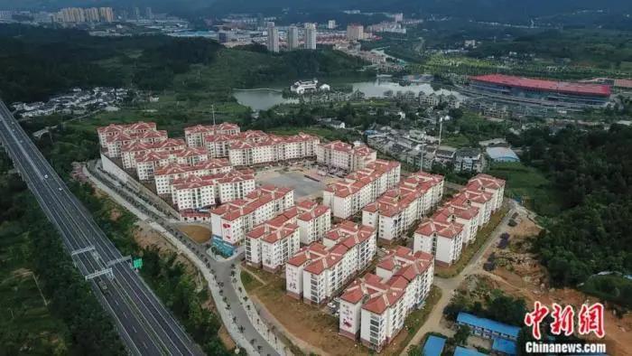 2020年7月，航拍貴州省遵義市湄潭縣黃家壩街道田壩社區(qū)崇德小區(qū)移民安置點(diǎn)。<a target='_blank' href='/'>中新社</a>記者 瞿宏倫 攝