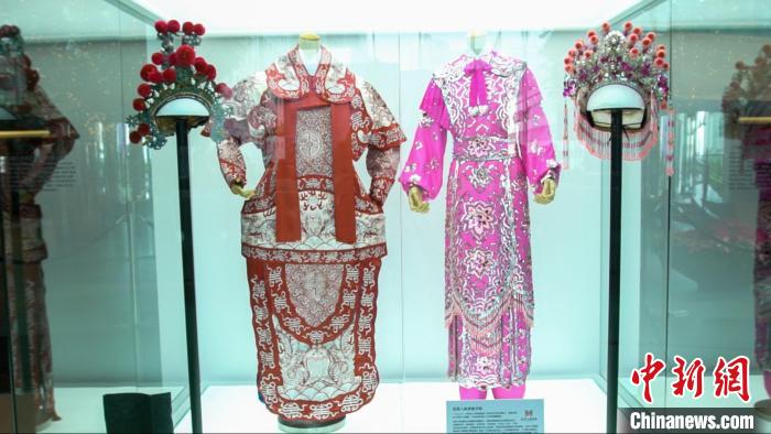 “同舟共濟 志同道合”港穗雙城圖片展覽展出香港八和會館借出的汪明荃及羅家英戲服?！∠愀鄣胤街局行墓﹫D