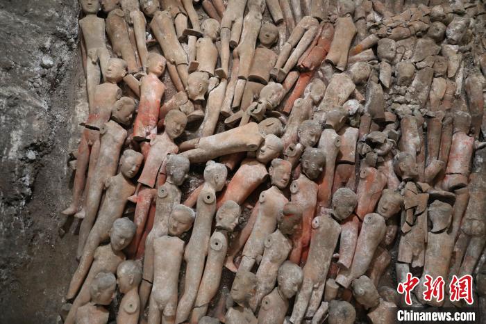 江村大墓K15出土的部分彩繪著衣式陶俑?！￡兾魇】脊叛芯吭汗﹫D