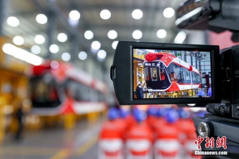 中國首條永磁磁浮技術(shù)工程示范線列車在武漢下線