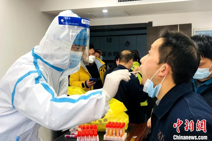 西安4萬余名出租車、網(wǎng)約車司機(jī)開展核酸檢測(cè)