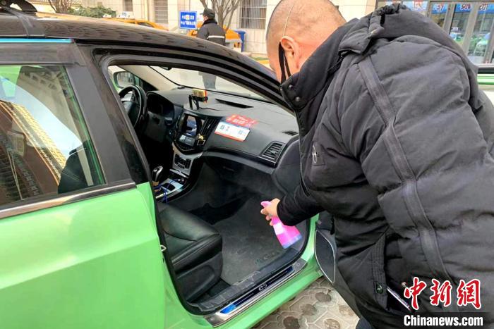 圖為西安出租車司機(jī)正在為車輛消毒。　西安市出租汽車管理處 供圖