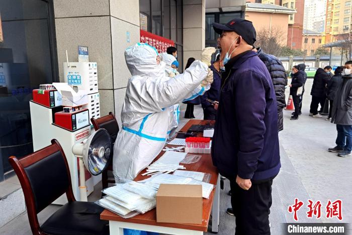 圖為西安出租車、網(wǎng)約車司機(jī)開展核酸檢測(cè)?！∥靼彩谐鲎馄嚬芾硖?供圖