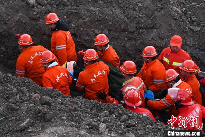 救援現(xiàn)場?！∥淇〗?攝