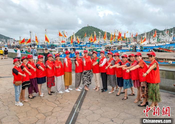 圖為“東海漁嫂” 黃競奮 攝