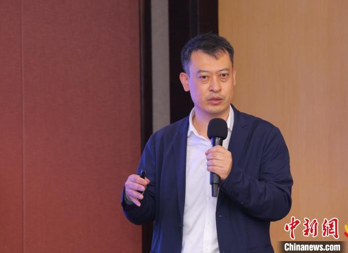 粵澳青創(chuàng)國際產(chǎn)業(yè)加速器總經(jīng)理和學(xué)斌做粵澳青創(chuàng)國際產(chǎn)業(yè)加速器工作匯報 澳小創(chuàng) 攝