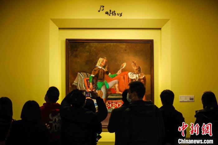 《鏡子里的貓Ⅲ》吸引眾多觀眾?！∮罉?lè)拍賣供圖     圖片來(lái)源：中新網(wǎng)