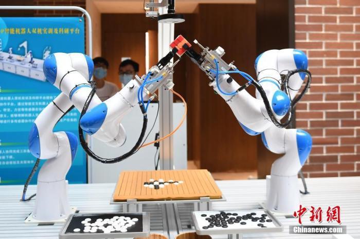 資料圖：華南理工大學(xué)廣州國際校區(qū)為學(xué)生打造先進(jìn)的科研平臺。<a target='_blank' href='/'>中新社</a>記者 陳楚紅 攝