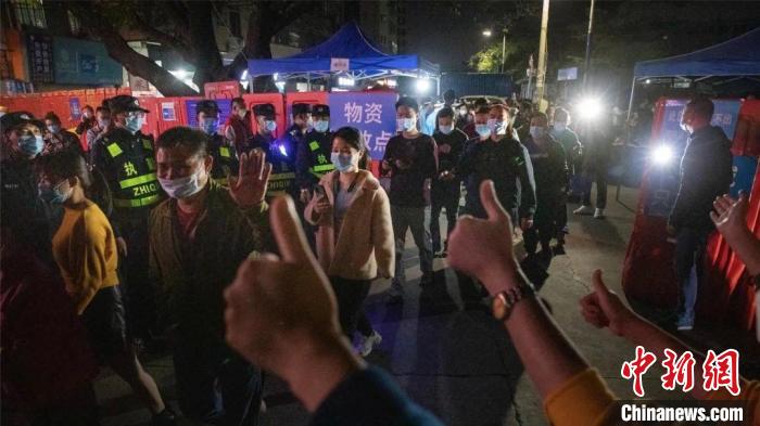 均禾街解封現(xiàn)場(chǎng) 石建華 攝 均禾街解封現(xiàn)場(chǎng) 石建華 攝