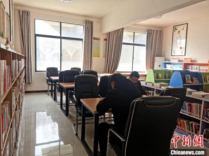 南漳縣長(zhǎng)坪鎮(zhèn)園家灣易遷安置點(diǎn)，村民在圖書室看書 胡傳林 攝