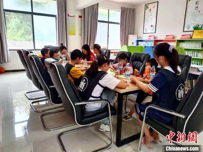 南漳縣長(zhǎng)坪鎮(zhèn)園家灣易遷安置點(diǎn)，孩子們?cè)趫D書室看書學(xué)習(xí) (資料圖) 長(zhǎng)坪社區(qū)居委會(huì)提供