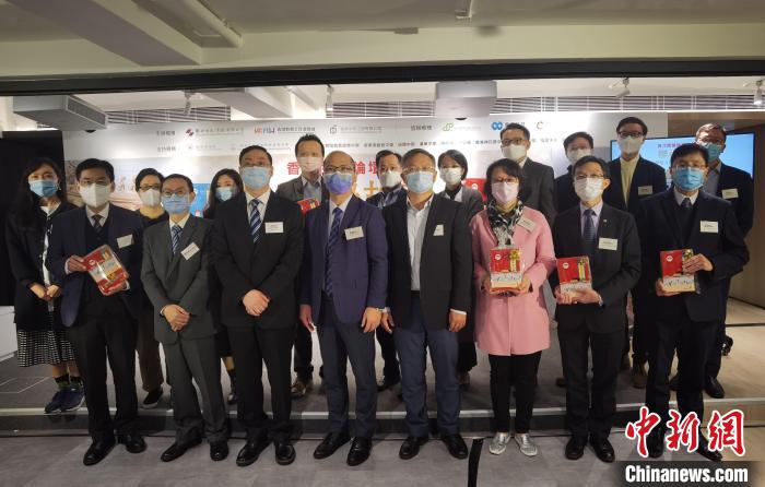 聯(lián)合出版集團(tuán)向支持機(jī)構(gòu)、學(xué)校代表贈(zèng)書。　索有為 攝