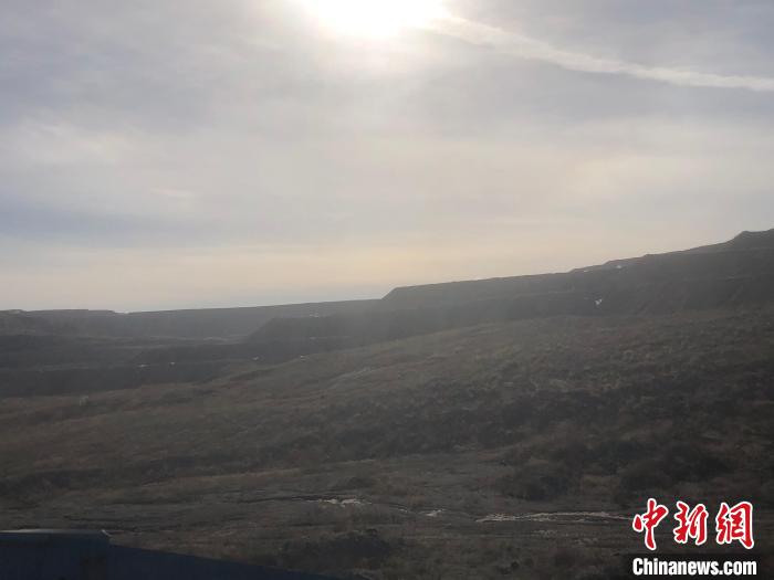 在中午陽光照射下，填埋過的土地上不時冒出陣陣白煙。　李庭耀 攝