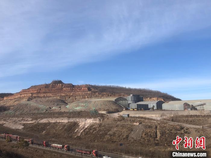 在杜西溝村向遠處山頭望去，可看到一座山頭有兩種顏色，有明顯開采、回填的痕跡?！±钔ヒ?攝