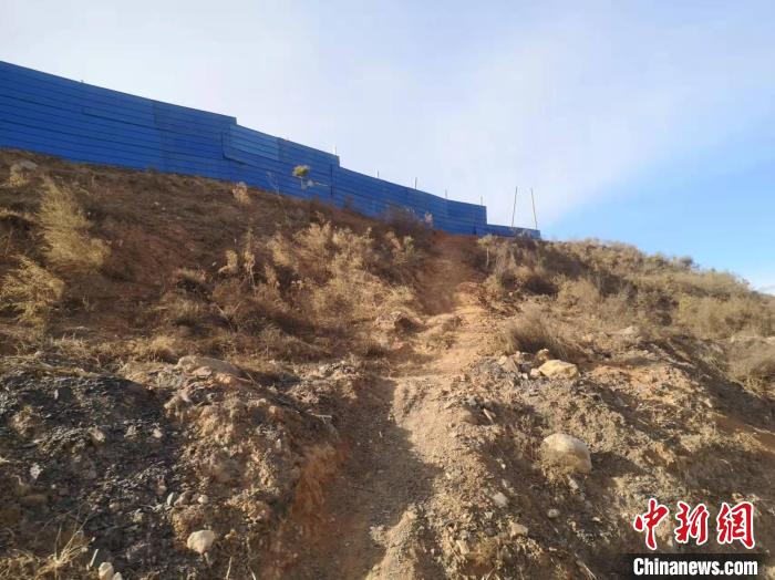 與事發(fā)盜采點隔路相對的村西處，一大片場地被圍欄圍住，有的大坑未來得及填埋?！±钔ヒ?攝