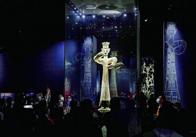 10月29日，參觀者在三星堆博物館內(nèi)欣賞展品。    圖片來源：新華社