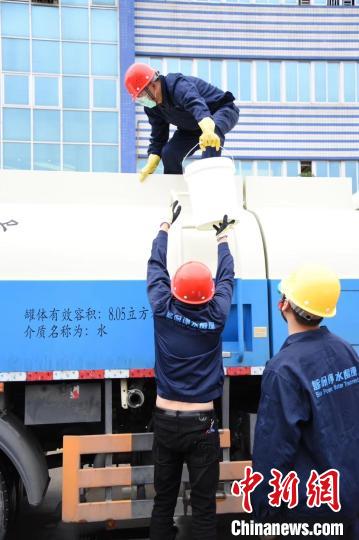 疫情期間，藍保公司員工正在裝運捐贈的桶裝次氯酸84消毒液(資料圖)。　陳嘉斌供圖