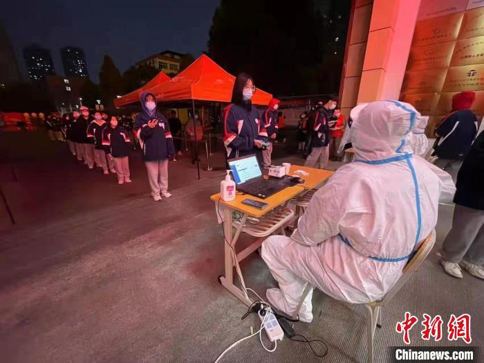 圖為西安中院法官干警在抗疫一線?！∥靼仓性?供圖