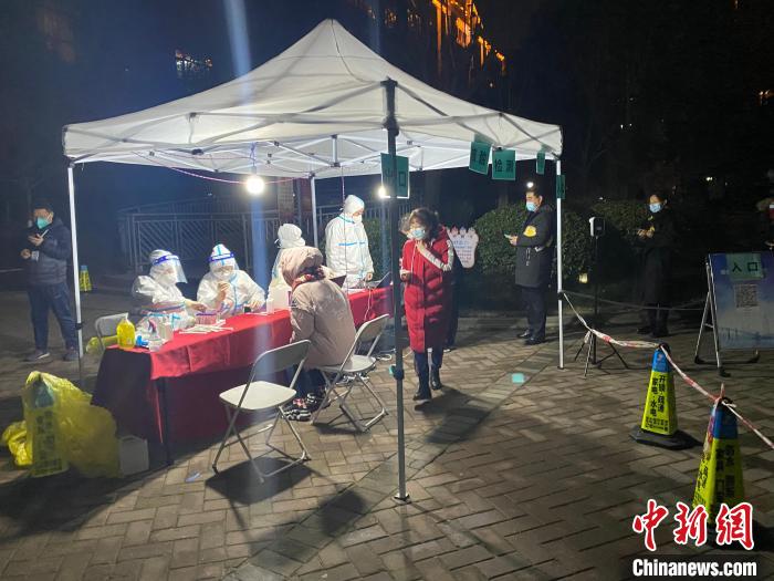 圖為西安南郊一小區(qū)內的核酸檢測點。　張一辰 攝