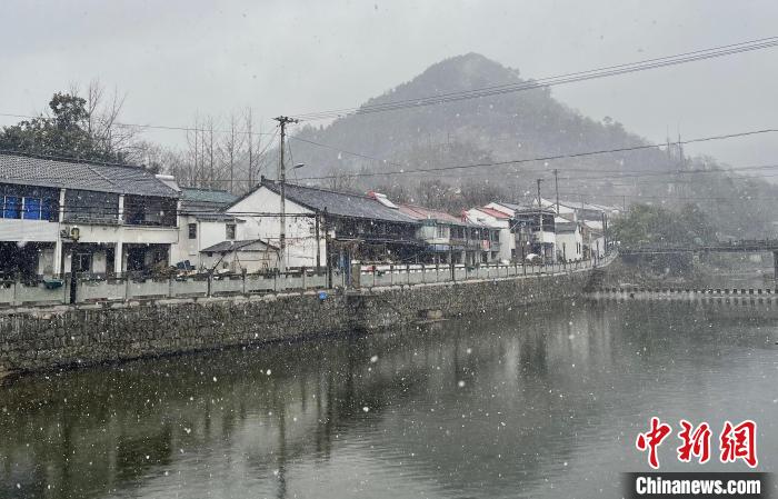 圖為：寧波四明山雪花飄落?！”R皖娜(通訊員) 攝