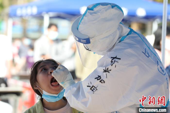 圖為醫(yī)護(hù)人員為民眾開展核酸采樣?！〔軙早?攝