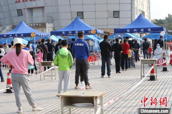 民眾有序排隊(duì)進(jìn)行核酸采樣。　蘇世鈺 攝