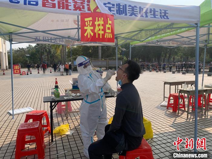 圖為民眾進(jìn)行核酸采樣?！√K世鈺 攝