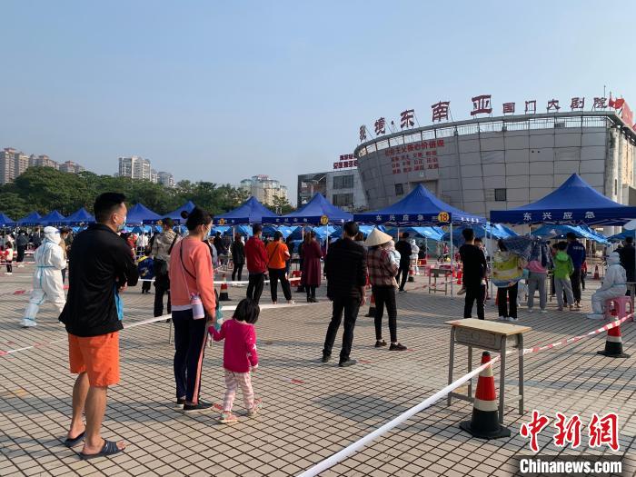 民眾排隊(duì)進(jìn)行核酸采樣?！√K世鈺 攝