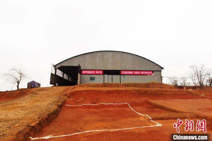 國字山墓葬位于江西省樟樹市大橋街道彭澤村洪光塘西南，筑衛(wèi)城城址西側(cè)約300米處的小山頂部?！⒄祭?攝