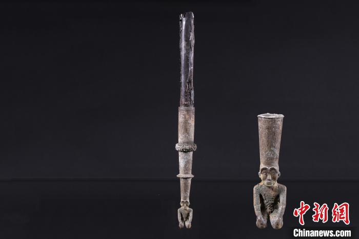圖為江西樟樹國字山墓葬中出土的青銅跪坐人鐓?！〗魇∥奈锟脊叛芯吭?供圖