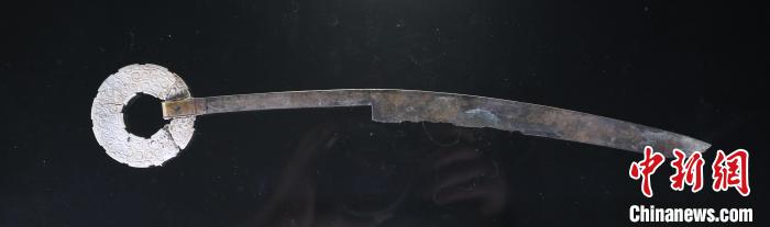圖為江西樟樹國字山墓葬中出土的玉環(huán)首金釦銅削刀?！〗魇∥奈锟脊叛芯吭?供圖