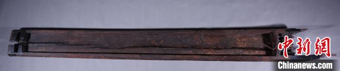 圖為江西樟樹國字山墓葬中出土的箏。該箏保存很好，總長度達到2.3米，是先秦時期發(fā)現(xiàn)的最長的一件箏?！〗魇∥奈锟脊叛芯吭?供圖