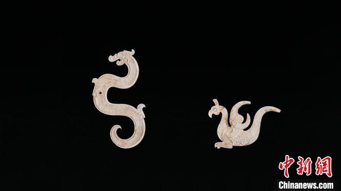 圖為江西樟樹國字山墓葬中出土的玉龍鳳?！〗魇∥奈锟脊叛芯吭?供圖