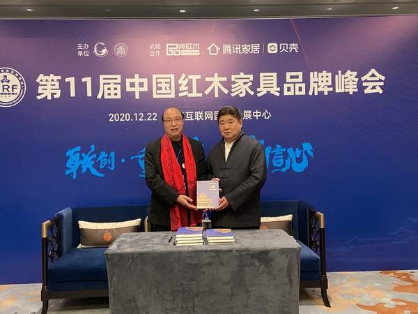 卓木王董事長(zhǎng)杜承三、總裁杜長(zhǎng)江與故宮學(xué)院院長(zhǎng)、故宮博物院原院長(zhǎng)、中國(guó)文物學(xué)會(huì)會(huì)長(zhǎng)單霽翔（右）進(jìn)行匠心傳承贈(zèng)書儀式