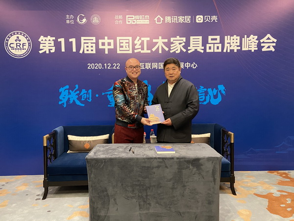 卓木王董事長(zhǎng)杜承三、總裁杜長(zhǎng)江與故宮學(xué)院院長(zhǎng)、故宮博物院原院長(zhǎng)、中國(guó)文物學(xué)會(huì)會(huì)長(zhǎng)單霽翔（右）進(jìn)行匠心傳承贈(zèng)書儀式