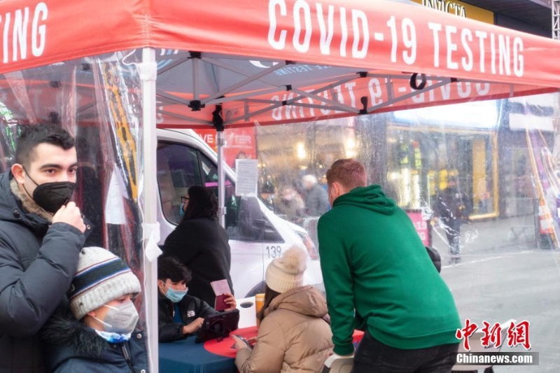 紐約時(shí)報(bào)廣場新冠病毒檢測點(diǎn)大排長龍