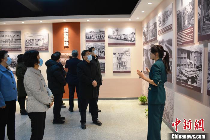 山東省委統(tǒng)戰(zhàn)部分管日常工作的副部長(zhǎng)李琥一行觀展?！五?攝