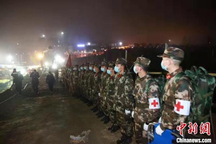 圖為救援現(xiàn)場。　武警畢節(jié)支隊(duì) 攝