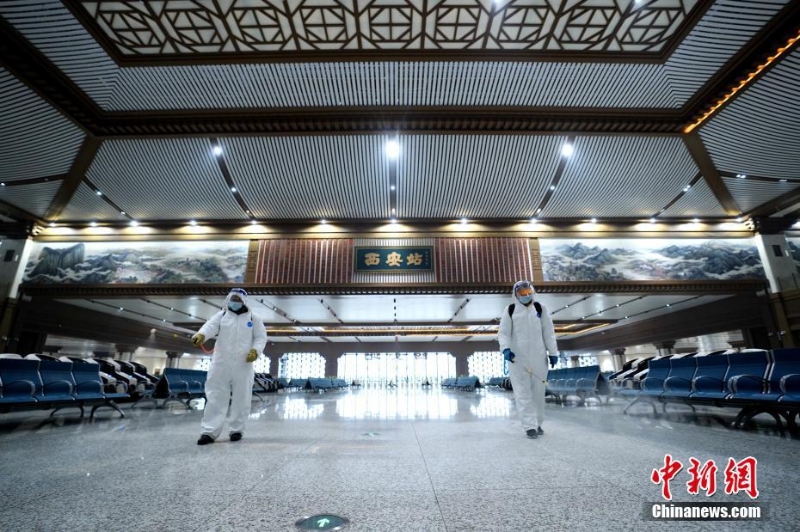 西安火車站開(kāi)展消殺作業(yè)