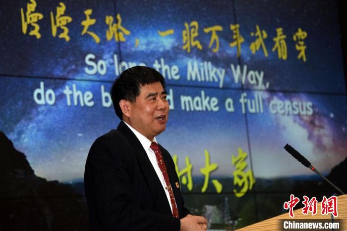 中科院國(guó)家天文臺(tái)韓金林研究員在發(fā)布會(huì)上介紹FAST在脈沖星搜尋方面科研進(jìn)展?！?lt;a target='_blank' href='/'>中新社</a>記者 孫自法 攝