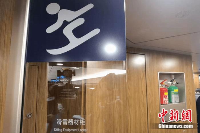 動(dòng)車組的1、4、8號(hào)車廂兩端設(shè)置了滑雪器材存放柜。<a target='_blank' href='/' >中新網(wǎng)</a>記者 張旭 攝
