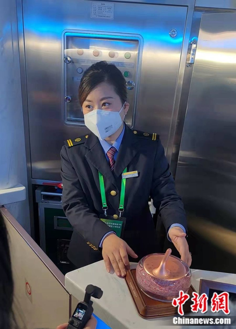 北京冬奧會(huì)碎鈔冰壺?cái)[件。<a target='_blank' href='/' >中新網(wǎng)</a>記者 張旭 攝