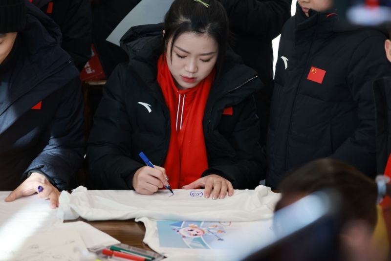 楊倩參與群眾冰雪體驗(yàn)活動。新華社記者 季嘉東 攝