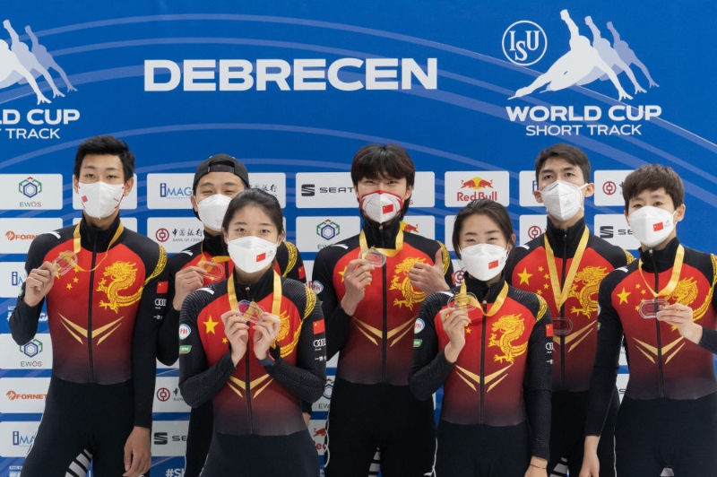 2021年11月21日，中國隊在短道速滑世界杯匈牙利站混合接力2000米頒獎儀式上。他們以2分39秒386的成績獲得冠軍。新華社發(fā)（弗爾季·奧蒂洛攝）