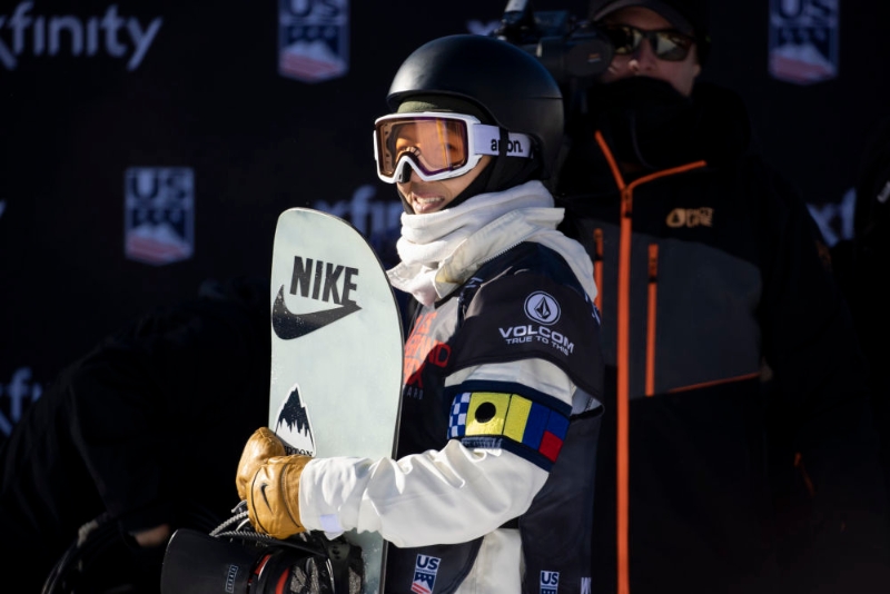 2021年12月12日，蔡雪桐在比賽后等待成績。當(dāng)日，2021-2022國際雪聯(lián)單板滑雪U型場地世界杯美國銅山站比賽落下帷幕，現(xiàn)世界排名第二的中國名將蔡雪桐在女子組決賽中以80.50分的成績摘得桂冠。