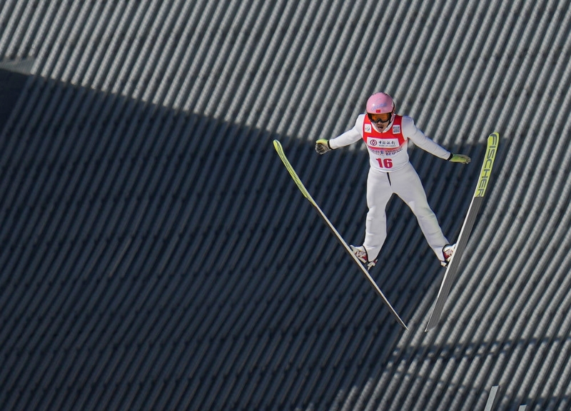 2021年12月5日，中國選手趙嘉文在“相約北京”系列測試賽2021-2022國際雪聯(lián)北歐兩項洲際杯第二站男子大跳臺比賽中。新華社記者胡虎虎攝