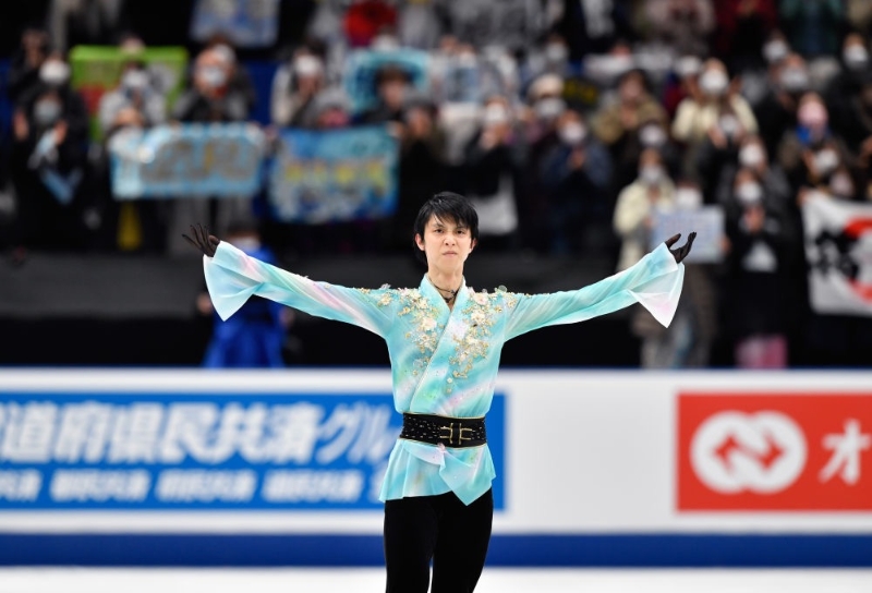 羽生結(jié)弦在男子單人滑自由滑比賽結(jié)束后向觀眾致意。新華社記者 張笑宇 攝