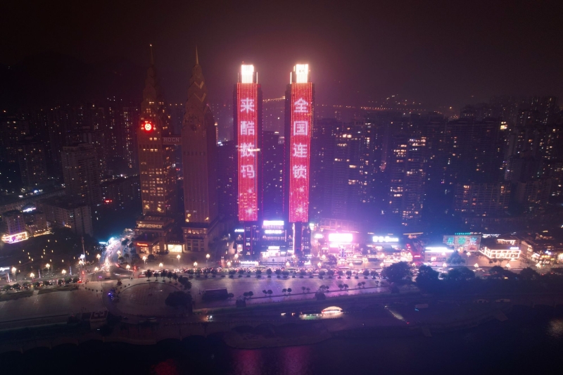 來酷選擇在寸土寸金的地標(biāo)性建筑投放廣告，是來酷2022年品牌戰(zhàn)略升級(jí)中極其重要的一環(huán)。與來酷品牌知名度同步飆升和快速的全國布局密不可分，來酷在2021年即將進(jìn)入尾聲之時(shí)快速落子三地，北上廣合生匯三店同開已震驚業(yè)界，其關(guān)鍵區(qū)域布局速度及其選址密度以遠(yuǎn)超業(yè)界同行。同時(shí)其在2021年收益再創(chuàng)歷史新高，作為一家成立僅四年的數(shù)碼產(chǎn)品智慧零售企業(yè)在同業(yè)中已名列前茅。