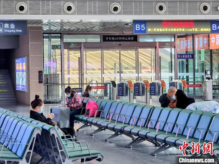 資料圖為西寧火車站候車大廳?！　∑钤鲚?攝